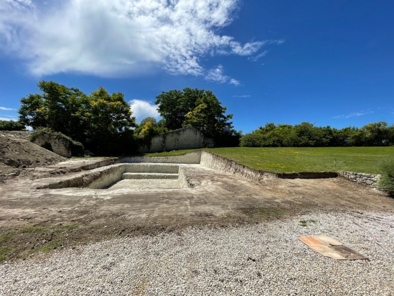 Terrassement d’un pool house avec piscine sur un terrain en pente  à Civrac en Gironde