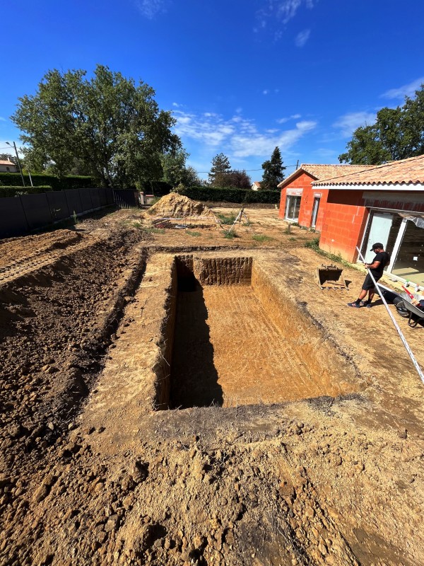 Terrassement de piscine avec nivellement des terres à Saint Germain du Puch en Gironde