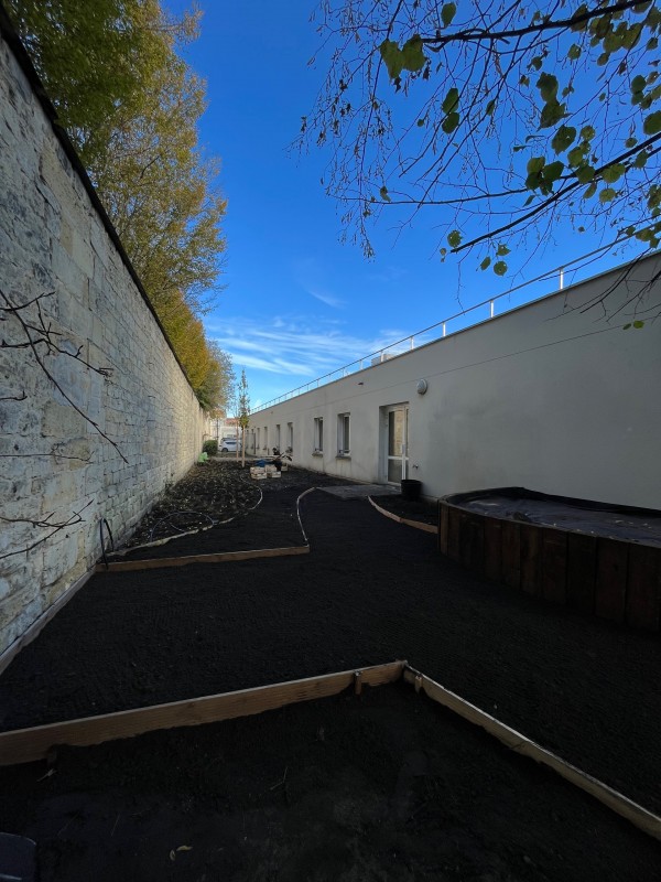 Création d’un cheminement piéton avec pose de coffrage bois et pose d’un béton balayé à Bordeaux en Gironde