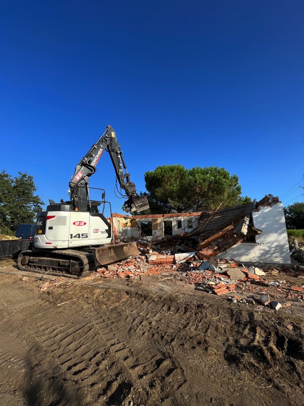 Démolition d’une maison avec des dépendances à Margaux Cantenac dans le Médoc