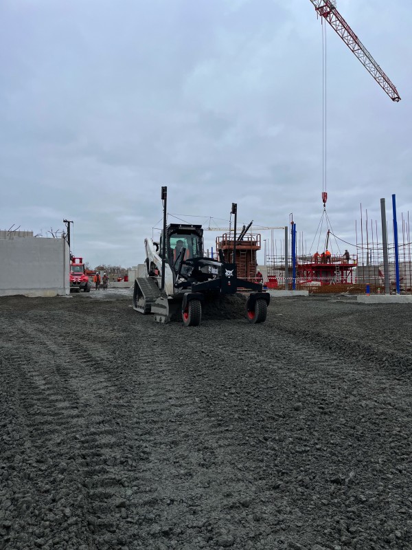Location de niveleuse sur Bobcat à chenille à Mérignac