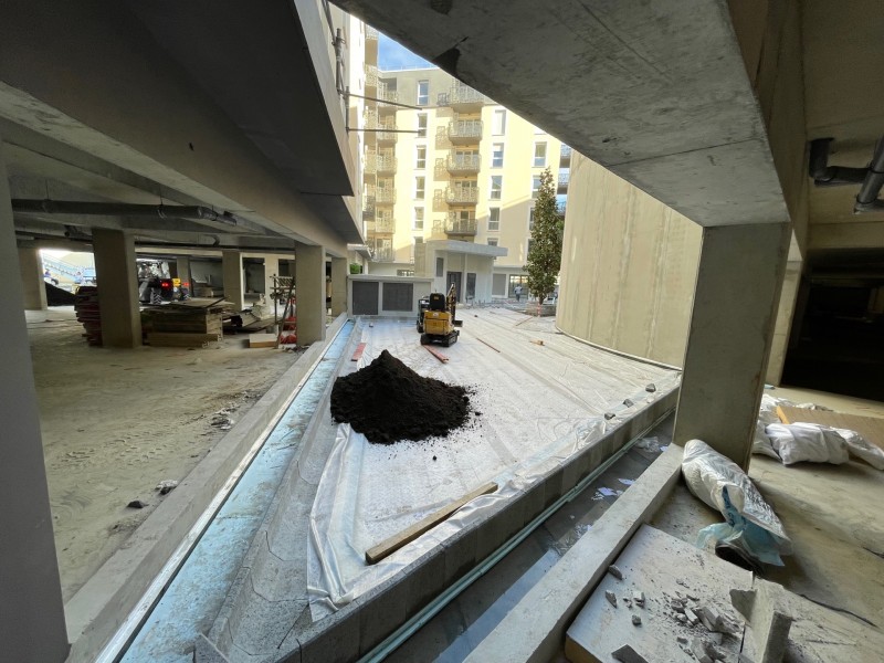 Apport de terre végétale et nivellement sur un toit terrasse à Cenon proche de Bordeaux