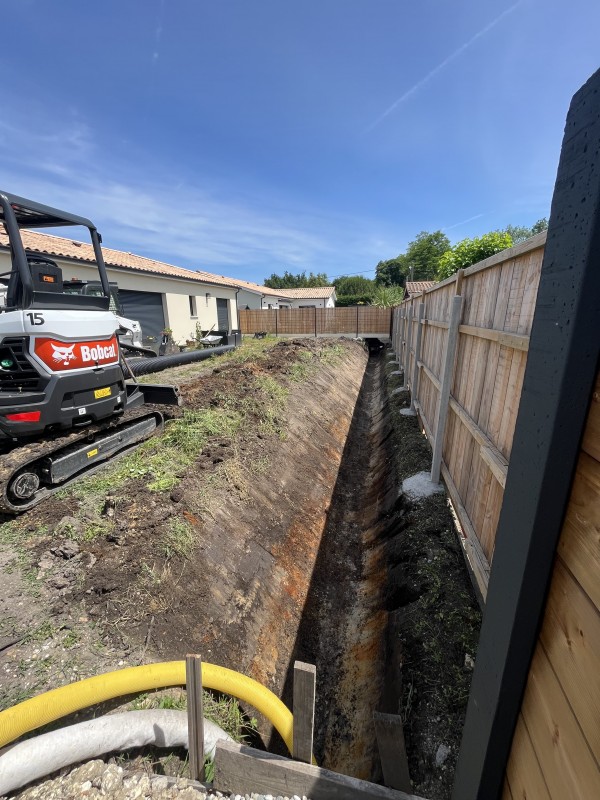 Drainage d’un fossé avec chargeuse et poly benne au Taillan Médoc en Gironde