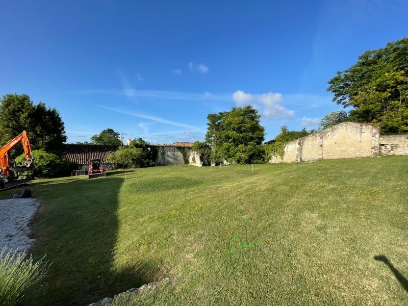 Terrassement d’un pool house avec piscine sur un terrain en pente  à Civrac en Gironde