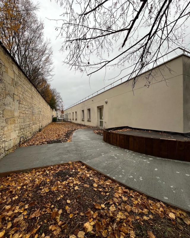 Réalisation d’un cheminement piéton en dalle béton et finition béton balayé à Bordeaux en Gironde