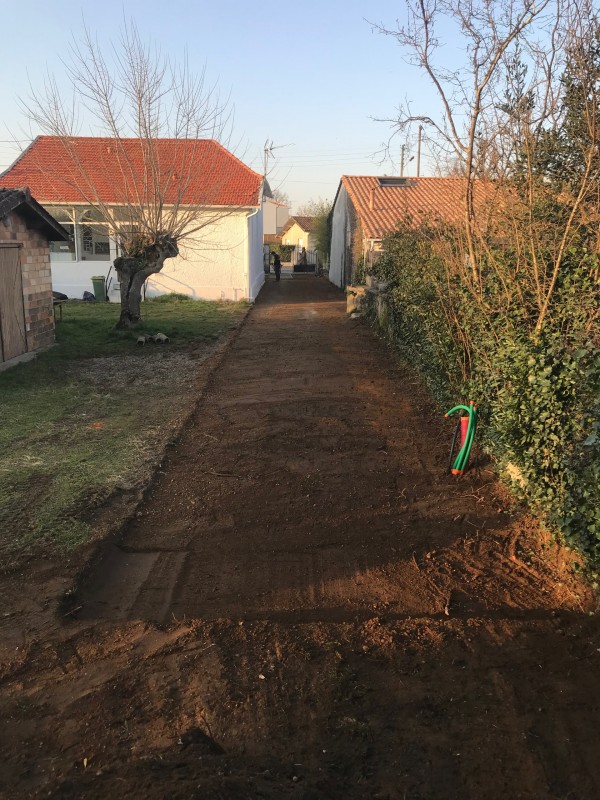 Viabilisation sur un terrain à saint Médard en jalles  comprenant le terrassement et l’empierrement d’un accès chantier  avec le passage des réseaux pour futur projet d’habitation .