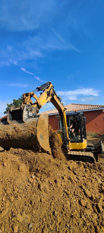 Terrassement de piscine avec nivellement des terres à Saint Germain du Puch en Gironde